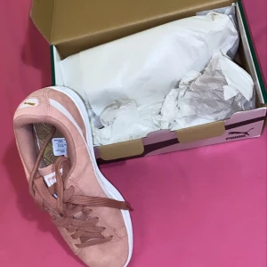 Puma - Women shoes BRAND NEW  Size = 4.5   Condition is New with box. 10/10