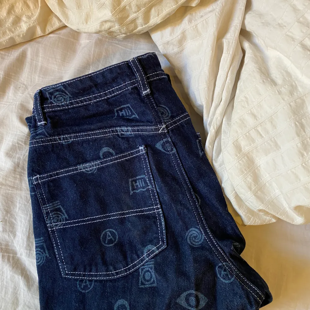 🌂☁️ säljer mina blåa jeans med tryck från asos, de är breda och långa ned till marken för mig som är 166cm (har sprätt upp de snyggt där nere vilket gör de längre) säljer för 150kr, köparen står för frakten 🥰. Jeans & Byxor.