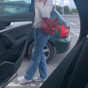 Balenciaga väska  - Säljer min röda balenciaga city bag. Den är köpt på vestiaire collective, nypris på denna väska är 20500:- 🥰                                                                       Buda gärna i kommentarerna, från 3500 + eventuella fraktkostnader ☺️                          ❗️Högsta bud: ❗️