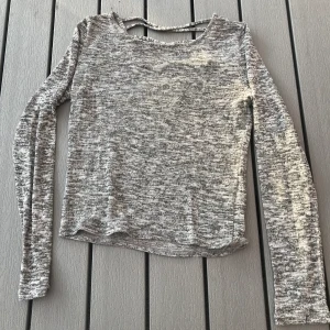 Tröja med snörning i ryggen i storlek: S - En superfin tröja från H&M med snörning i ryggen. Jag köpte den för ca ett år sedan men har ej använt den så mycket, så den är i bra skick!! (Frakten ingår i priset) 