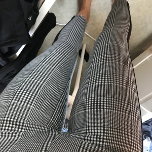 Rutiga leggings till höst strl xs - Rutiga sköna leggings i strl xs! Köpta från Gina tricot och aldrig använt! Tjock material och varma till höst/vinter med en snygg kappa till! Sitter fint på benen och rumpan! Säljs för 70kr
