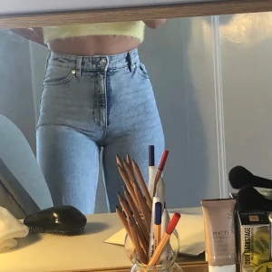 Light wash jeans - Jättefina ljusa jeans som tyvärr blivit för tajta :/ Inga defekter, köpta för några månader sen för 400kr tror jag från Monki,skriv för fler bilder!💞 Månha som är intresserade, BUDA I KOMMENTARERNA!