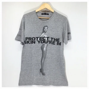 Marc Jacobs protect the skin your in tshirt - Marc Jacobs protect the skin your in tshirt storlek S