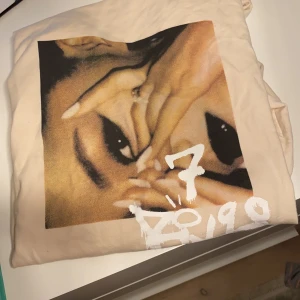 Ariana 7 rings merch - Jag köpte den förra året men den passade inte mig så jag säker den för 150 kr (org pris 250) 