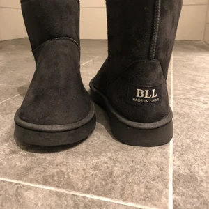 Vinterskor  - ”Uggs” till storlek 40-41 men 39:or kan också använd skorna. Fraktkostnad står köparen för.