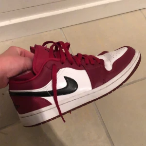 Jordan 1 Low Noble Red - Heeej, säljer ett par jordan 1 low som har mycket kvar att ge 💛💜💛🦋 kom med bud 🦋☺️