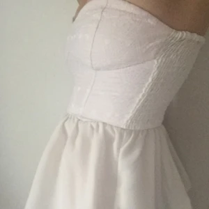  - Rosa och vit tubtopp 