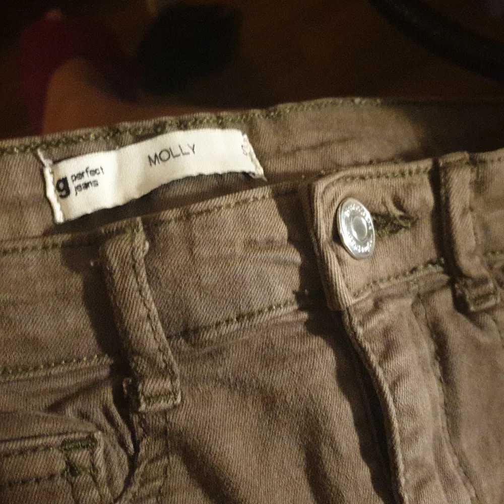Militärgröna jeans från gina MOLLY highwaisted, säljes för aldrig kommit till användning. Jeans & Byxor.