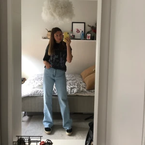 Zara jeans - Säljer mina populära jeans från Zara då jag inte använder dom längre. Använda fåtal gånger och är inprincip som nya. Jag är 1,70 cm och det är väldigt långa i benen på mig som brukar ha svårt att hitta långa jeans. Dom går hela vägen ner till marken! Möts helst upp på Södermalm. Buda i kommentarerna!!!!!