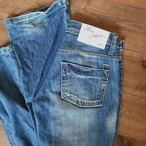 Bootcut lowwaist jeans, stl 27/33 - Jättefina lågmidjade bootcut jeans i stl 27/33! Aldrig använda och har nästan inga defekter, endast en liten slitning vid gylfen:3 köpta second hand för 150kr, säljer för 100! Köparen står för frakt