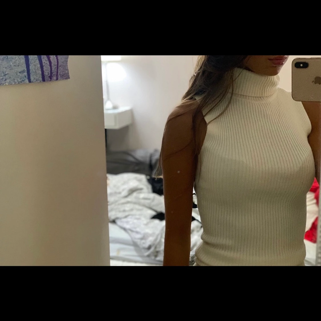 Vit högkragad tröja. 