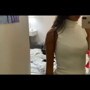 Vit högkragad tröja.  - Vit stickad högkragad tröja. Inte alls stickig, utan väldigt mjuk och strechig. Finns även i svart. 