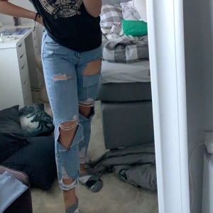 Slitna jeans - vs miss - Säljer dessa super fina slitna jeansen köpta i Italien från ”vs miss” i storlek 40🧸🧸storlekarna är väldigt små i italien och det nämnde hon i butik med så hon sa att detta va 36-38 beroende på hur man vill att det ska sitta🧸nypris: 599kr säljer för: 300kr då de knappt är använda, kan gå lägre vid snabb affär🧸🧸jätte fint material och knappt använda!!