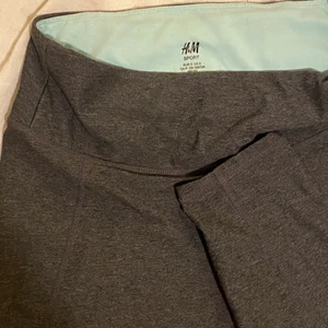 Träningsthights - Träningsthights från hm. Grå färg och blått inuti upptill. Sitter tajt och snyggt