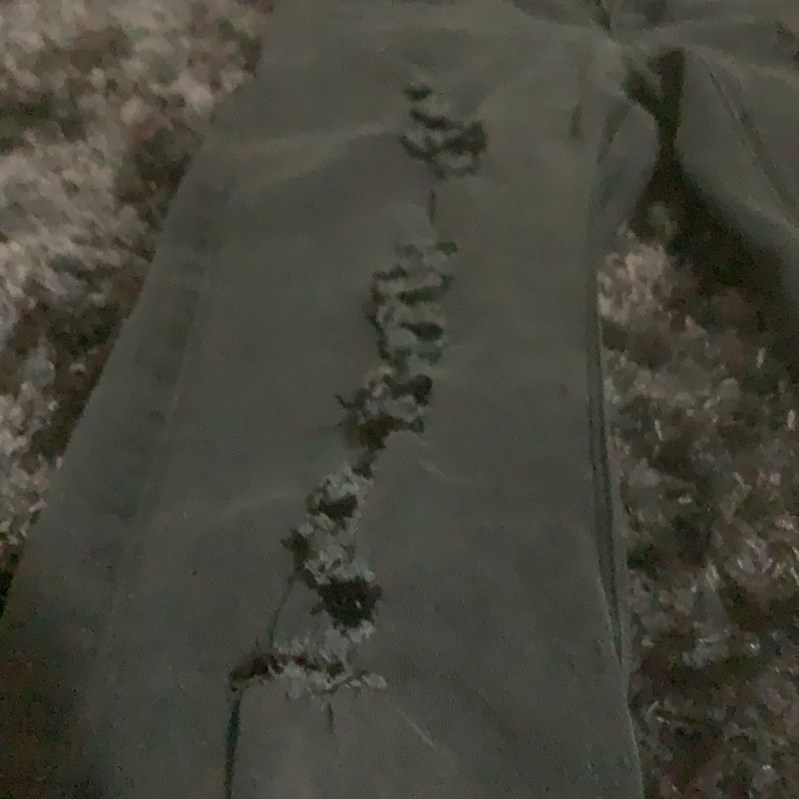 Jeans med hål/slitningar  - 90