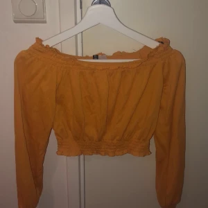 Off shoulder tröja  - Säljer en oanvänd gul off shoulder tröja i stl xs