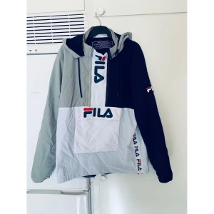 Fila jacka/kofta  - Fila jacka/kofta i fint skick, str XL.  Kolla gärna in mina andra inlägg, Vi intresse av fler varor så fixar jag ett bra paketpris!
