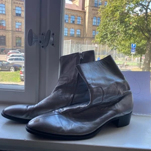 J Lindeberg runway boots - Cond 7/10 lite små skavmärken men inget illa. Sitter ca halv storlek mindre än vad som står. OTROLIGT OVANLIGA, aldrig sett ett par till salu innan