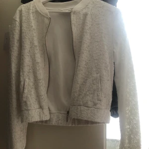 Vita tröjor - Två vita tjocktröjor, en Hampton Republic och en vit med spets från Kappahl. En av dem (H.R) har en liten fläck på fickan som knappt syns. En för 40kr eller båda för 60kr :)