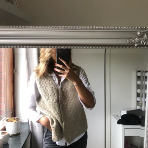 Stickad väst - Säljer min stickade väst som är i gott skick. Beige med knappar, onesize men skulle säga en S-M. Köparen står för frakten.