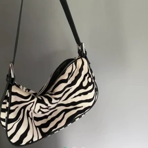 Väska!! - Säljer denna jätte fina väska från ginatricot, den är använd ett fåtal gånger så i super skick!! Så fin och gör det lilla extra för outfiten🥰 bilderna är lånade! Köparen står för frakten💞