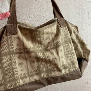 Resväska 🧳  - Snygg och välbehållen resväska , frakt är inräknat 