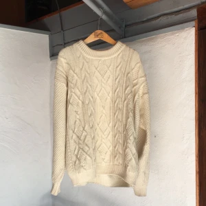 Stickad tröja i ullblandning - Stor och mysig tröja i ullblandning. Måste tyvärr sälja den då den tar upp för mycket plats i mitt bagage </3 Passar alla beroende på hur man vill att den ska sitta! Köpare står för frakt :-)