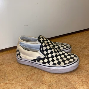 Rutiga Vans - Rutiga slip-on vans i strl. 36,5 🏁 välanvända men går säkert att tvätta i tvättmaskin! 