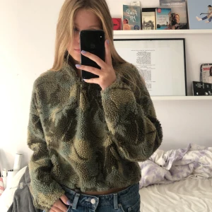 Fleecetröja - Grön fleecetröja från Urban Outfitters. Storlek S. Fraktar eller möts upp i Stockholm City 🥰