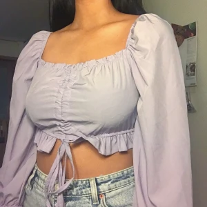 lila ruched peasant top - Säljer denna söta topp i strl M eftersom det inte riktigt är min stil. Finns snörning så man kan anpassa storleken hur man vill! Aldrig använd. Frakt tillkommer men kan även mötas upp (i Stockholm)