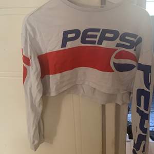 Cropped tröja, med Pepsi på. Välanvänd, finns lite slitage på det röda (syns i bilden). Funkar att ha på sig när som helst, vid träning, vardag, ut och äta.