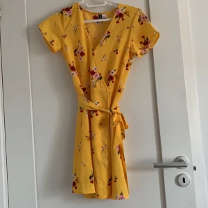 Somrig klänning  - En väldigt fin sommar klänning, den är i strl 34 och är ifrån HM. Den är oanvänd och därmed i ett nytt skick, jag säljer den för 80kr! 