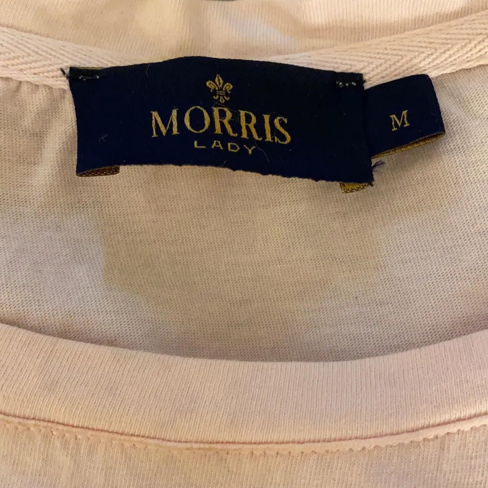 Oanvänd t-shorts från Morris i mycket bra skick! Är i storlek M och frakt tillkommer🥰. T-shirts.