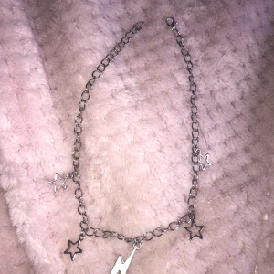 Jättefint halsband - Jättefint halsband köpt av en tjej här på plick men säljer då det inte riktigt passar min stil, frakt ingår