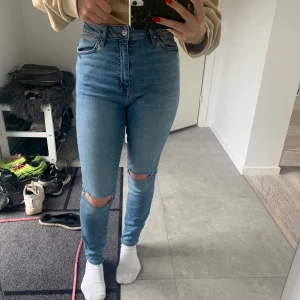gina tricot jeans  - detta är ett par jeans från Gina, väldigt bekväma och sköna i materialet, samt använda några gånger. frakt ingår ej i priset. nypris 500kr