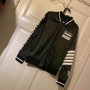  - Helt ny jacka från SVEA, storlek M.  Finns i malmö