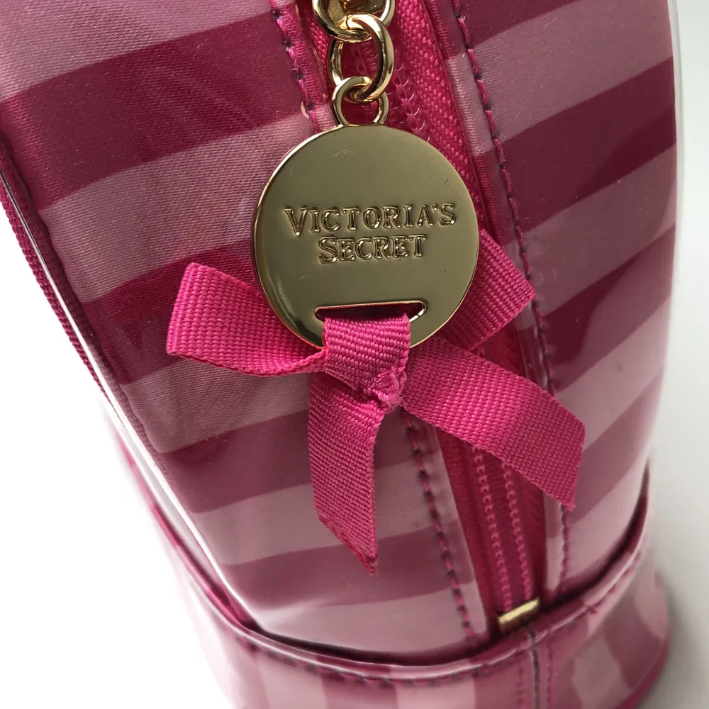 Äkta necessär från Victoria’s Secret, rosa. Använd till endast smycken. Så gott som ny!<33 kan köpas i stockholm eller fraktas:)). Väskor.