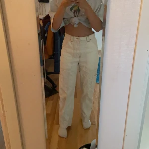 Weekday jeans - Säljer dessa benvita ”målarbyxor” från Weekday!💕 Vill verkligen inte sälja dessa men behöver verkligen pengar🥺🥴🥰 (väldigt bra skick) De har en skitbra passform och sitter snyggt i midjan:)!💕 köparen står för frakt-70kr❤️