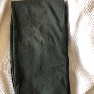 Dickies byxor, mörk gröna - Storlek 31x32. Ganska använda med lite blekning vid rumpan och vid knäna. En liiiteeen rispa på en byxbenet men återigen VÄLDIGT Liten 