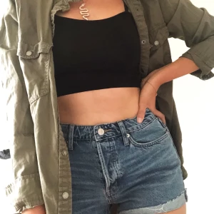 Snygg Oversized Skjorta  - Olivgrön oversized skjorta som är svinsnygg till jeans!! Det går även att ha den som klänning/tunika med ett snyggt bälte i midjan! Jag är 170cm lång och en XS-S i tröjor. Den är en M men passar oavsett storlek och hade suttit lika fint! 