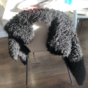 Pälsjacka /tröja  - Pälsjacka/kofta  barn eller XS . Hel o ren . Ej äkta päls !!