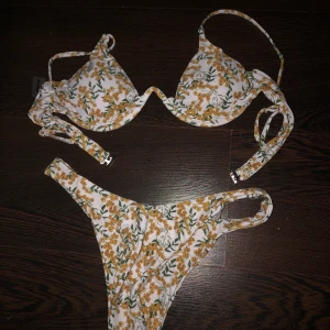Bikini - Superfin bikini som är köpt från shein. Tyvärr så är den väldigt för liten för mig även att jag beställde i storlek m. Skulle hellre säga att den passar s/xs. Det vill säga att den är helt ny och aldrig använd 