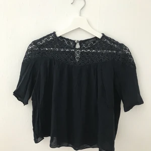 Mörkblå blus - Mörkblå blus från Zara med mandala-liknande mönster. Använd ett flertal gånger och är i gott skick. Säljer pga att den blivit för liten. Storlek: XS    Pris: 50kr