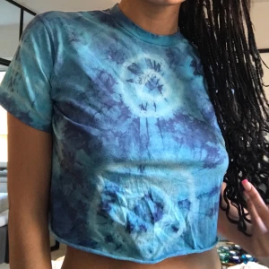 T-shirt - Croppad tyedye t-shirt i blåa nyanser. Storlek S. Inga hål eller fläckar. Köparen står för frakt (42kr). Hör av dig om du har några frågor!! 💐
