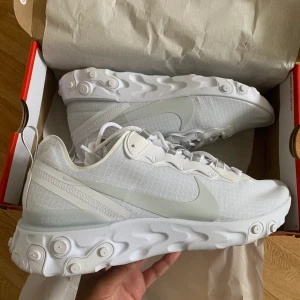 Nike react element 55 - Nyköpta och oanvända skor. Modellen heter Nike react element 55 helvita. Buda!!!