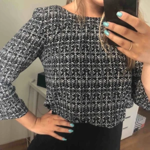 - Snygg blus i bra skick! Passar S också. Frakt tillkommer☺️