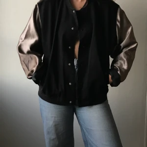 Bomberjacka med satinärmar - Svart bomberjacka från weekday med ärmar i satin. Finn passform och perfekt vår-höstjacka! 