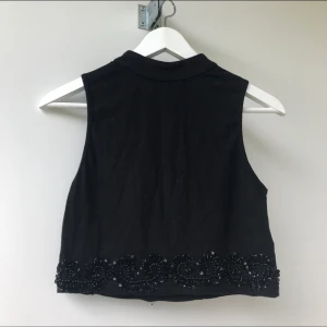 Crop Top från Bikbok - Så snygg svart Crop top med paljetter och snygga detaljer från BIKBOK! Helt slutsåld. Aldrig använd! 