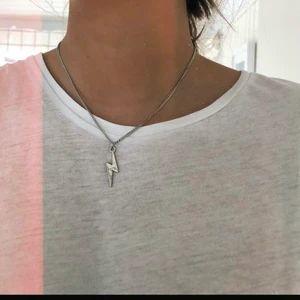 Silvrigt blixt halsband⚡️ - Ett super fint silvrigt halsband med en berlock formad som e blixt på! Frakt ingår inte utan kostar 11💓🌅⚡️