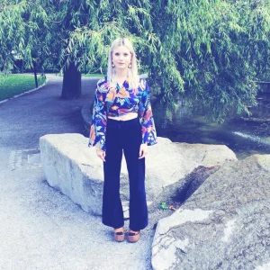 Wrap topp blus blå blommig omlott knyt - Blå omlottblus med fina trumpetärmar, handsydd. Storlek XS. Frakt: 44kr